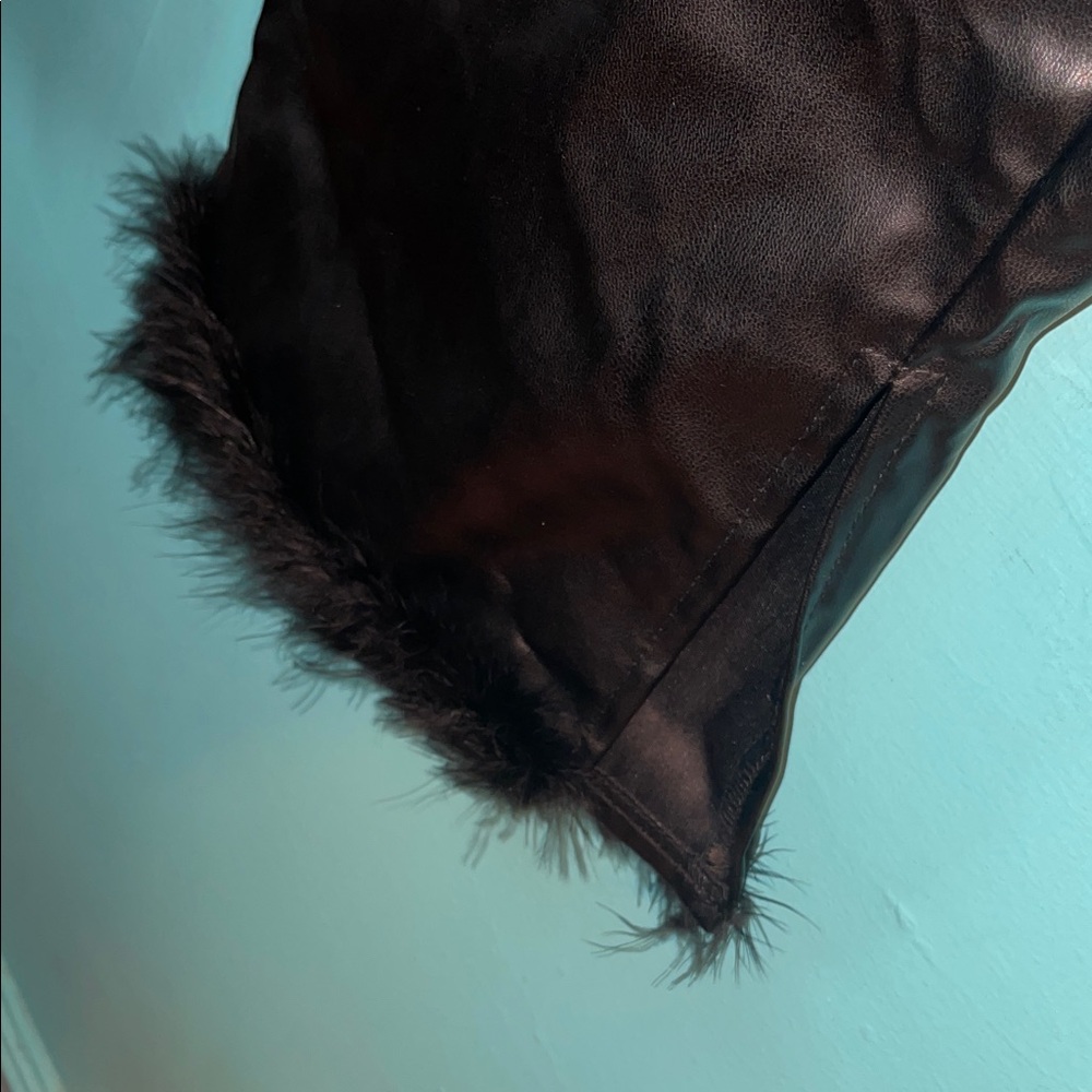 Elegant Black Leather pants with trim fur in the leg - Picture 6 of 14